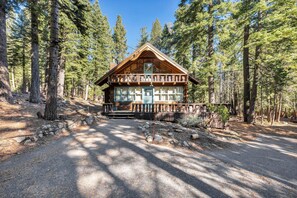 Exterior - Classic Tahoe Cabin~Hot Tub~Minutes to Lake~PetsOK (Tahoma)