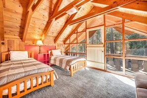 3 bedrooms, iron/ironing board, WiFi, bed sheets - Classic Tahoe Cabin~Hot Tub~Minutes to Lake~PetsOK (Tahoma)
