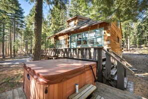 Outdoor spa tub - Classic Tahoe Cabin~Hot Tub~Minutes to Lake~PetsOK (Tahoma)