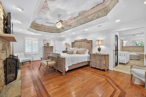 4 bedrooms, WiFi, bed sheets - Lake Escape with Largest 2-Story Dock on Lanier (Buford)