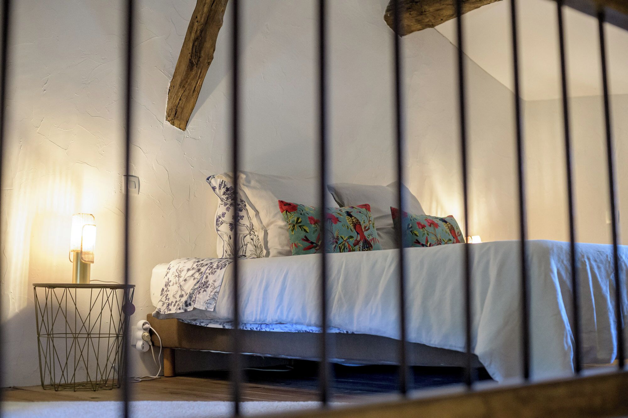 Ein Schlafzimmer mit einem Bett, einem Nachttisch und einer Lampe.