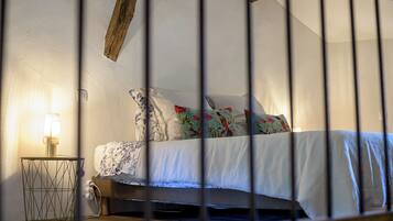 Ein Schlafzimmer mit einem Bett, einem Nachttisch und einer Lampe.