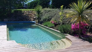 A rectangular swimming pool with a wooden deck surrounding it. - Duplex studio "La Volière" 10 minutes from Lectoure, Fleurance and Condom (Terraube)