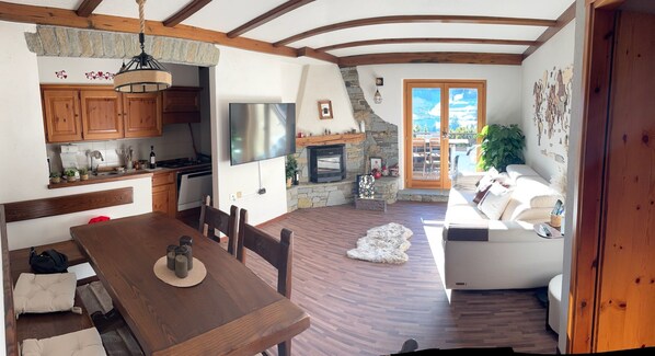 Smart TV, fireplace, computer monitors