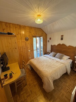 2 bedrooms, desk, free WiFi, bed sheets
