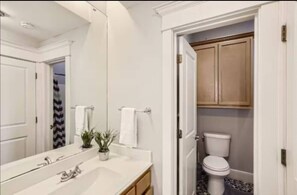 Sèche-cheveux, serviettes fournies, savon, papier toilette