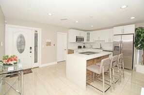 Micro-ondes, four, plaque de cuisson, lave-vaisselle