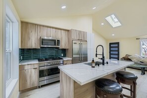 Private kitchen - Olympic Hills 2BR Home w/ Huge Yard + Tiki Bar (Seattle)