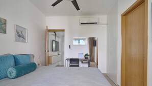 Une chambre à coucher avec un grand lit, un bureau et une armoire.