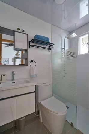 Een douche, een haardroger, handdoeken, zeep