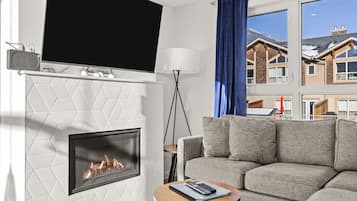 Een smart-tv en een open haard