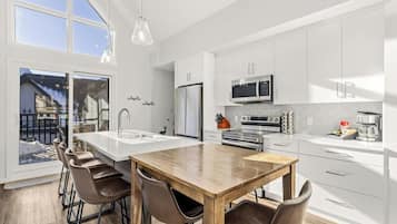 Een koelkast, een magnetron, een oven, een kookplaat