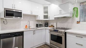 Micro-ondes, four, plaque de cuisson, lave-vaisselle