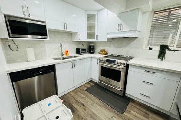 Micro-ondes, four, plaque de cuisson, lave-vaisselle