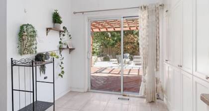 The Brampton Hideaway with Patio