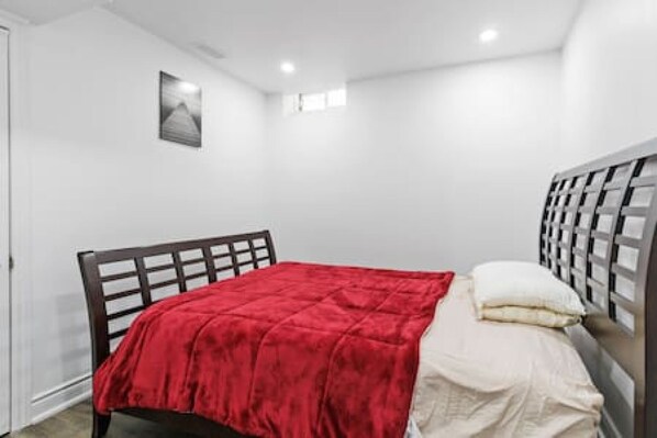 5 bedrooms, WiFi, bed sheets