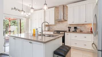 Microondas, horno, parrilla de estufa y lavavajillas