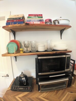 Kühlschrank, Mikrowelle, Wasserkocher mit Kaffee-/Teezubehör