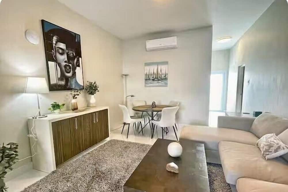 Breathtaking 3-Br Beachside Apt