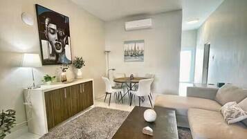 32 inci sebuah televisyen pintar dengan digital