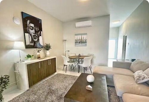 Breathtaking 3-Br Beachside Apt