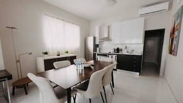 Kolmen hengen huone | Ylelliset vuodevaatteet, untuvapeitot, tallelokero huoneessa