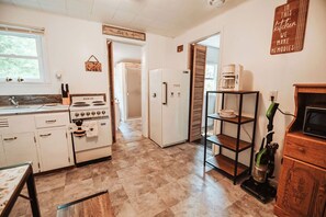 Private kitchen - Enchanting bee inspired 2-bedroom cabin in Arkdale (Arkdale)