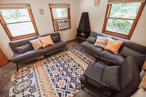 Enchanting bee inspired 2-bedroom cabin in Arkdale