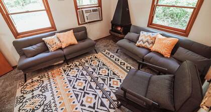 Enchanting bee inspired 2-bedroom cabin in Arkdale