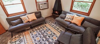 Enchanting bee inspired 2-bedroom cabin in Arkdale