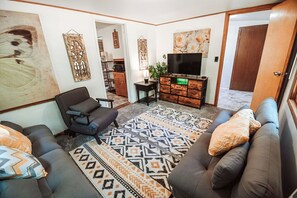 Fireplace - Enchanting bee inspired 2-bedroom cabin in Arkdale (Arkdale)