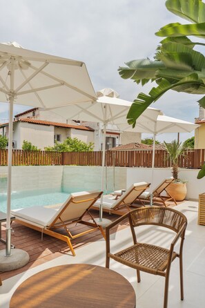 Sæsonbestemt udendørs pool, parasoller, liggestole