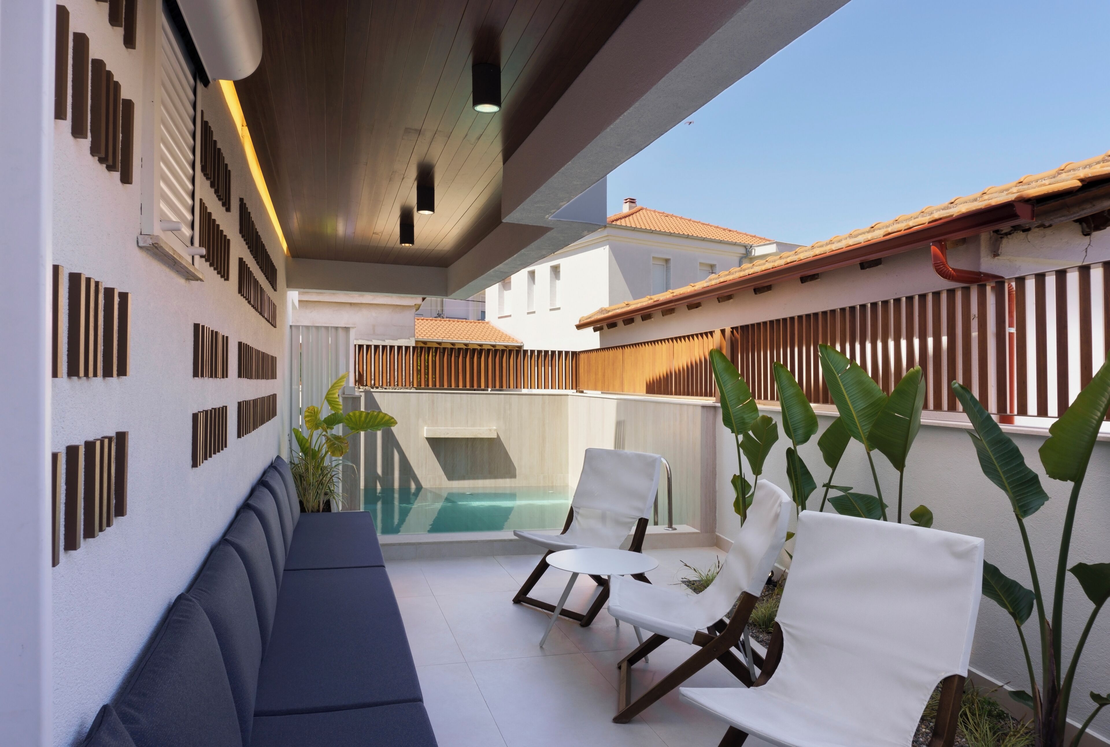 Una piscina al aire libre de temporada, sombrillas, tumbonas