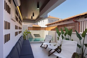 Piscine extérieure (ouverte en saison), parasols de plage