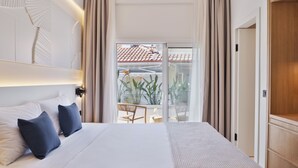 Suite – comfort, balkong, bakgårdsutsikt | Safe på rommet, skrivebord og skrivebord for bærbar PC