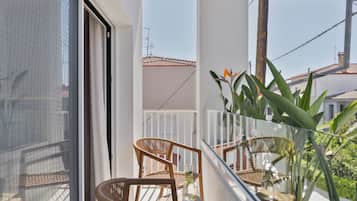 Suite Confort, balcon, vue cour intérieure | Coffres-forts dans les chambres, rideaux occultants