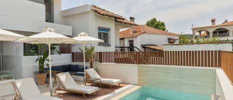 Seasonal outdoor pool, pool umbrellas, sun loungers