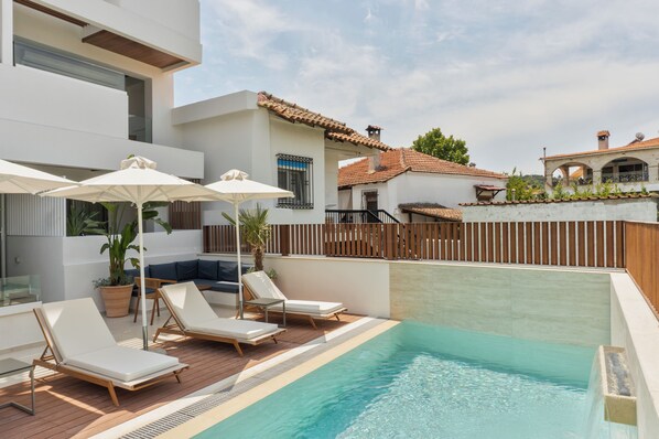 Sæsonbestemt udendørs pool, parasoller, liggestole