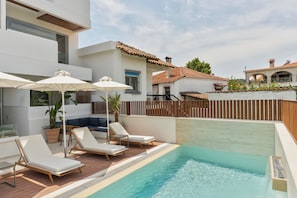 Seasonal outdoor pool, pool umbrellas, sun loungers - Palm Boutique Suites (Kassandra)