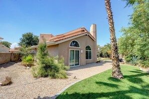 Exterior - 2-Bed 2-Bath w. Backyard Oasis (Phoenix)