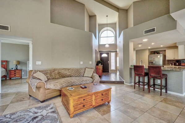 TV - 2-Bed 2-Bath w. Backyard Oasis (Phoenix)