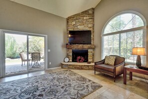 TV - 2-Bed 2-Bath w. Backyard Oasis (Phoenix)