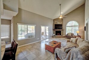 TV - 2-Bed 2-Bath w. Backyard Oasis (Phoenix)