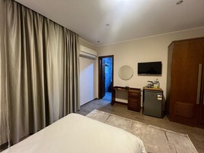 بديكورات فريدة لكل غرفة وطراز فريد لكل وحدة ومكتب وستائر تعتيم