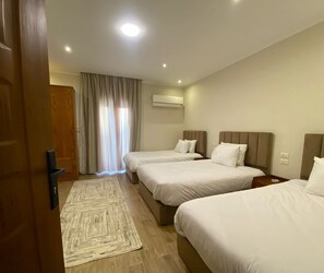 بديكورات فريدة لكل غرفة وطراز فريد لكل وحدة ومكتب وستائر تعتيم