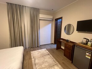 بديكورات فريدة لكل غرفة وطراز فريد لكل وحدة ومكتب وستائر تعتيم