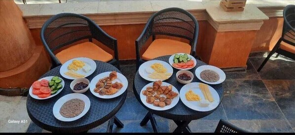 فطور من الأطباق المحلية مجانًا يوميًا