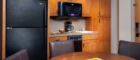 Refrigerador, microondas, lavavajillas y cafetera y tetera