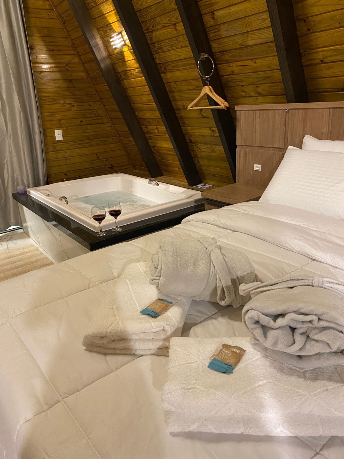 1 dormitori, planxa i posts de planxar, Internet i roba de llit 