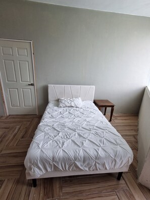 5 bedrooms, iron/ironing board, Internet, bed sheets